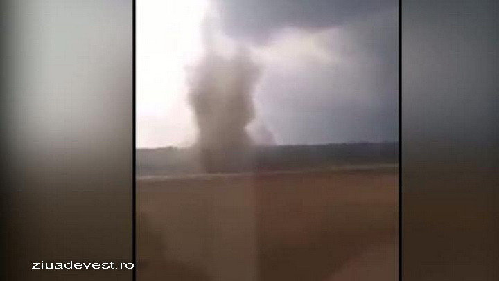 Tornada filmata la granita Romaniei. Imagini impresionante cu fenomenul meteo