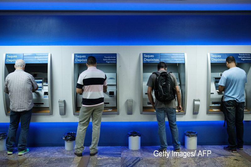 Doi romani, condamnati la sapte ani de inchisoare pentru furt din bancomatele britanice. Ce suma au sustras