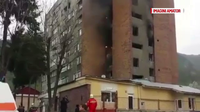 Peste o suta de persoane au fost evacute dintr-un bloc din Petrila, in urma unui incendiu. Zece locatari, intoxicati cu fum