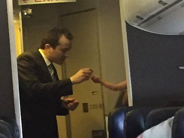 O mama a coborat din avion plangand, dupa ce bebelusul sau a plans fara oprire. Cum au reactionat membrii echipajului