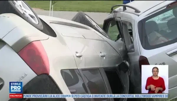 O soferita neatenta a provocat un accident grav langa Arad. Impactul a fost atat de violent incat masinile au ajuns in sant