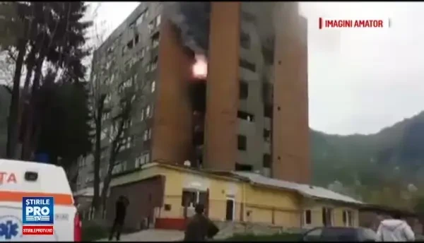 Peste o suta de persoane au fost evacute dintr-un bloc din Petrila, in urma unui incendiu. Zece locatari, intoxicati cu fum