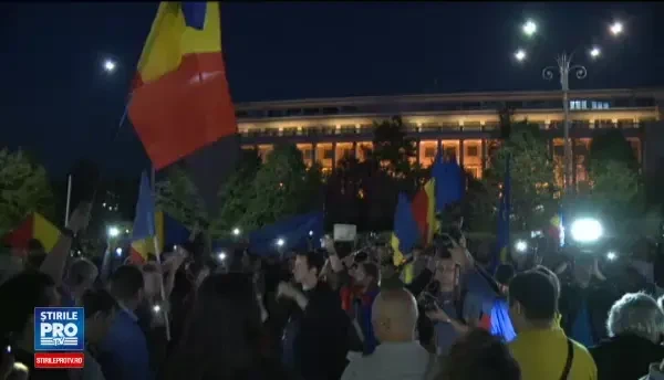 1.000 de persoane au protestat la Guvern, dupa ce senatorii au decis gratierea coruptilor. Circulatia a fost blocata. VIDEO