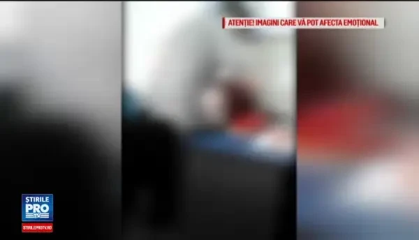 Invatatoare din Iasi, filmata in timp ce agreseaza doi elevi de clasa a treia. Copiii, trasi de par si dati cu capul de banca
