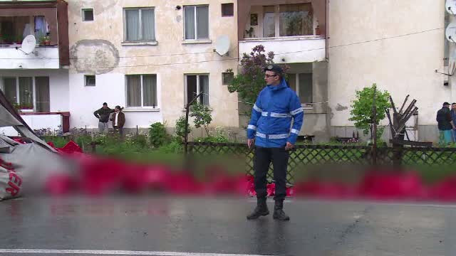 Un TIR incarcat cu lazi cu bere s-a rasturnat in localitatea I.L. Caragiale. Ce au facut localnicii