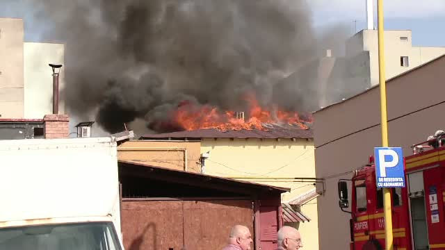 Un nou incendiu s-a produs joi seara la blocul din Petrila, unde 100 de persoane fusesera deja evacuate. Ce s-a intamplat