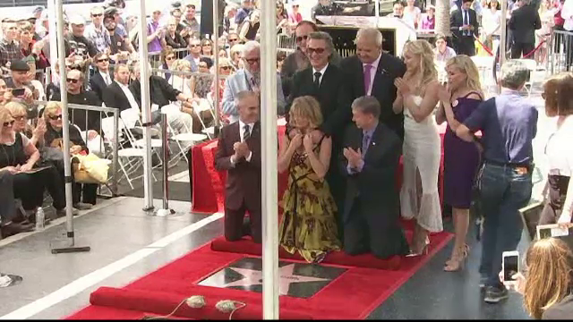 Goldie Hawn si Kurt Russell au primit fiecare cate o stea pe Walk of Fame. Cine i-a mai insotit pe cei doi actori