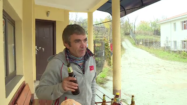 Efectele alcoolului devin o problema de siguranta nationala. Intr-un sat din Vaslui, un minor bea cot la cot cu adultii