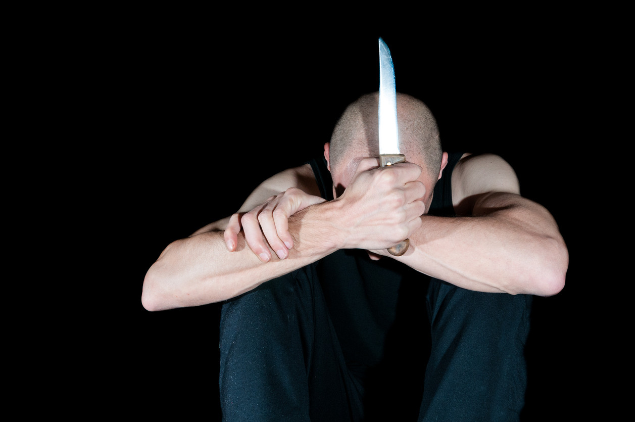 Un barbat a incercat sa-si taie venele intr-un hypermarket din Bucuresti. Ce s-a intamplat cand au venit politistii