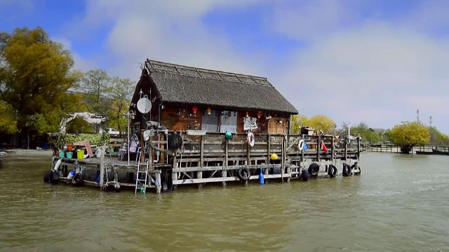 Cat va costa sa va cumparati o casa traditionala, consolidata cu stuf si chirpici, in Delta Dunarii