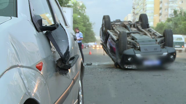 A depasit coloana pe linia de tramvai si a provocat un carambol. Cum s-a oprit o masina de teren
