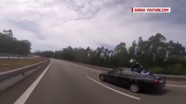 Un motociclist a "păcălit" moartea, cu peste 100 km/ora, pe o autostrada