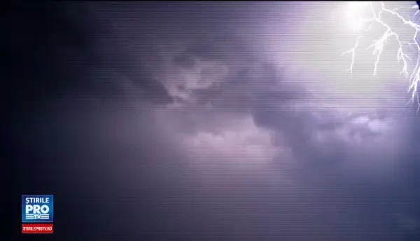 Furtunile au facut prapad in Sud: case inundate si culturi distruse. Un tanar, filmat pe o strada inundata cu bicicleta