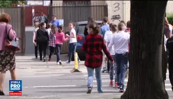 Experti straini: Elevii romani merg la scoala pentru note, nu ca sa invete ceva. Recomandarile UNICEF