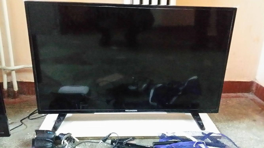 Ce cautau trei adolescenti la scoala, pe intuneric. Legatura dintre un fileu pentru masa de tenis si un router wireless