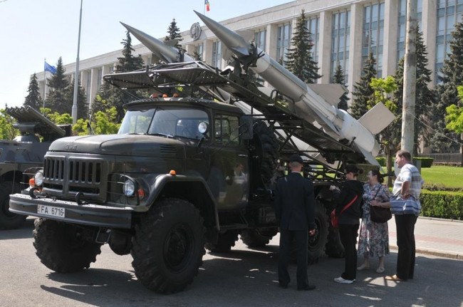 Comunistii din Moldova sarbatoresc Ziua Victoriei. Spectacol cu blindate sovietice si masinile de epoca. GALERIE FOTO