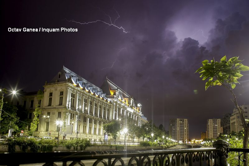 Avertizare de furtuni în aproape toată țara, de marți seară până joi