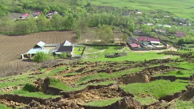 Satul care este in pericol de a fi inghitit in orice clipa de pamant. Localnicii stau de paza cu randul: "Ma omoara in casa"