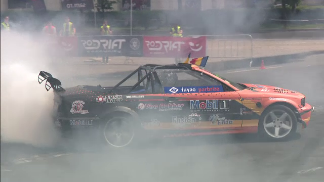 Grand prix-ul de drifturi din Capitala a adunat mii de bucuresteni in fata Parlamentului. Cine a fost vedeta intrecerii