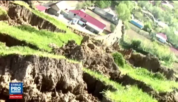 Satul care este in pericol de a fi inghitit in orice clipa de pamant. Localnicii stau de paza cu randul: Ma omoara in casa