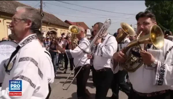 Mii de turisti s-au strans in Brasov pentru a participa la o traditie specific saseasca. Ce reprezinta festivalul florilor