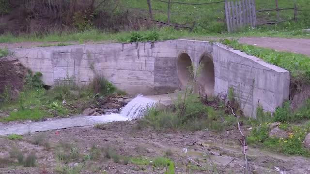Un barbat de 73 de ani a murit in mod misterios cand se intorcea de la un nepot. "A venit drept in cap pe cimentul ala"