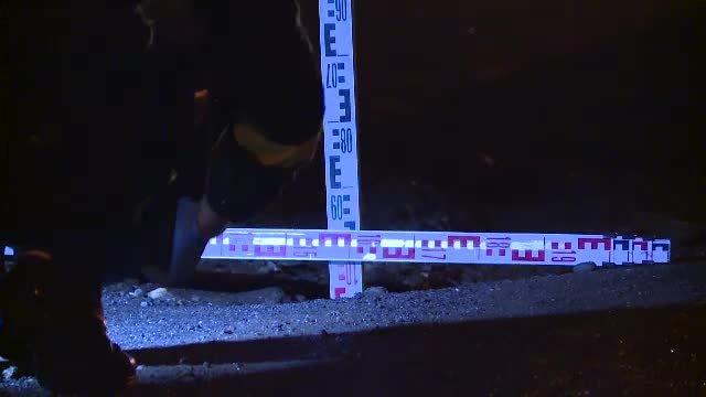 Un sofer din Capitala, care ar fi condus cu viteza prea mare si ar fi intrat cu masina intr-o groapa, a murit aseara la mica distanta de casa.