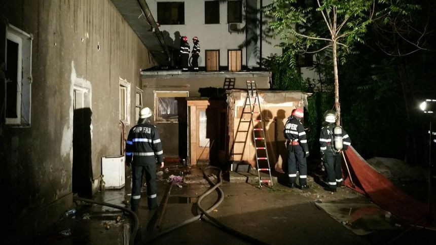 Un pompier a fost ranit in timp ce stingea un incendiu la o cladire parasita din Capitala. Ce se gasea in imobil