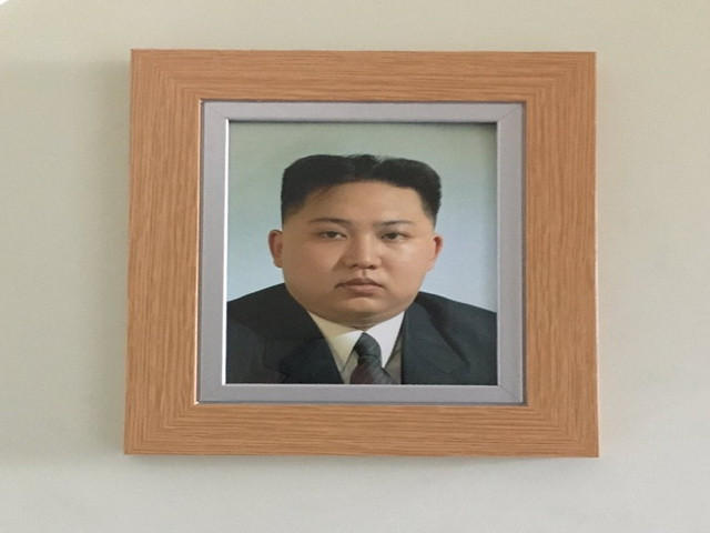 Cum a ajuns fotografia lui Kim-Jong-un in casa unui britanic: "Nici dupa doua saptamani, mama nu si-a dat seama"