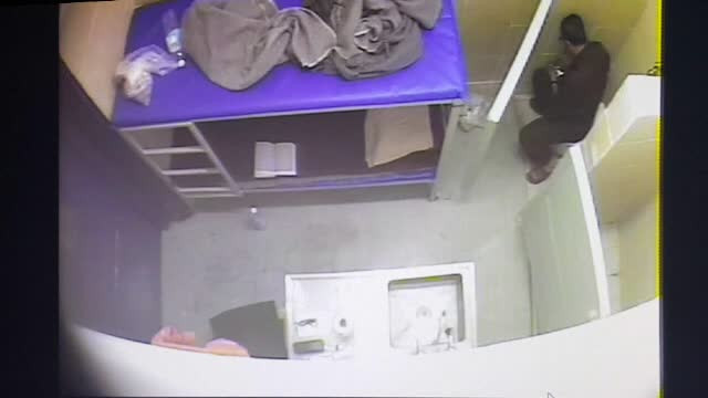 Liderul grevei foamei din inchisorile israeliene, filmat mancand dulciuri pe ascuns. De ce protesteaza detinutii palestinieni