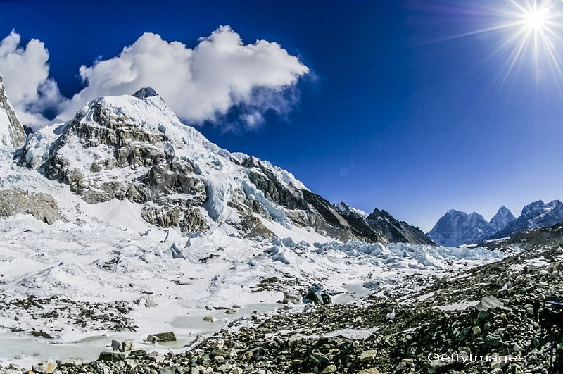 Amenda ametitoare primita de un alpinist pentru ca a incercat sa escaladeze Everestul fara autorizatie