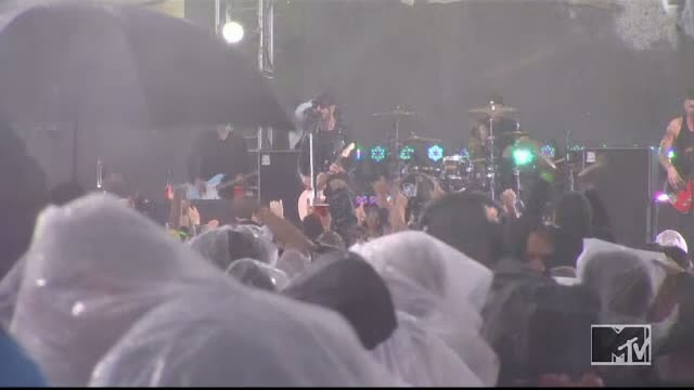 Ploaia torentiala le-a dat planurile peste cap vedetelor prezente la Premiile MTV. Parada de pe covorul rosu, anulata