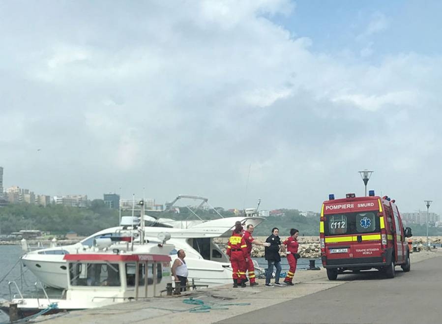 O tanara a cazut in mare de pe pasarela din Mamaia. Un martor a auzit tipete si a chemat SMURD-ul