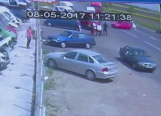 Trei adulti si un copil, loviti in plin de o soferita neatenta, langa Buzau. Tanara are permis de sofer profesionist