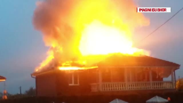 Flacari uriase in Bihor. Acoperisul si etajul 1 al unei vile au ars violent, iar 30 de pompieri s-au chinuit sa stinga focul