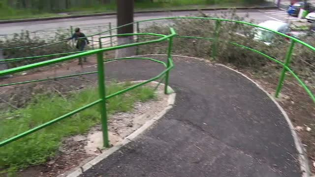 O alee catre un dispensar din Campina a fost construita in asa fel incat cei care o folosesc risca sa-si rupa oasele