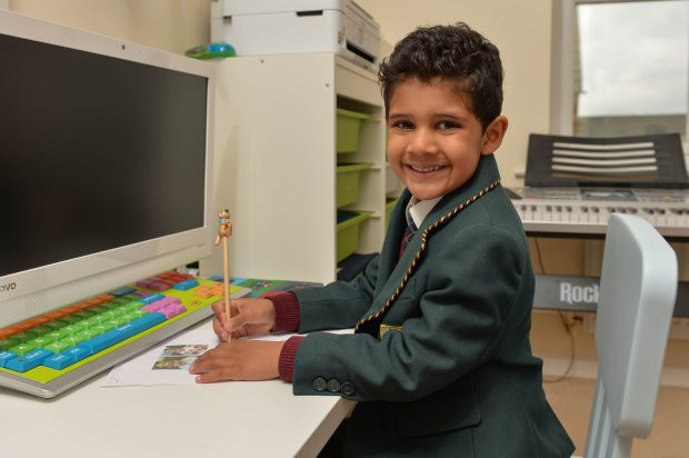 Un baiat de 4 ani a invitat-o pe Regina Elisabeta la ziua lui de nastere si a primit un raspuns. FOTO