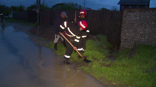 Dezastrul lasat in urma de furtunile din ultimele ore. Trafic rutier ingreunat pe A1 si pe drumuri nationale