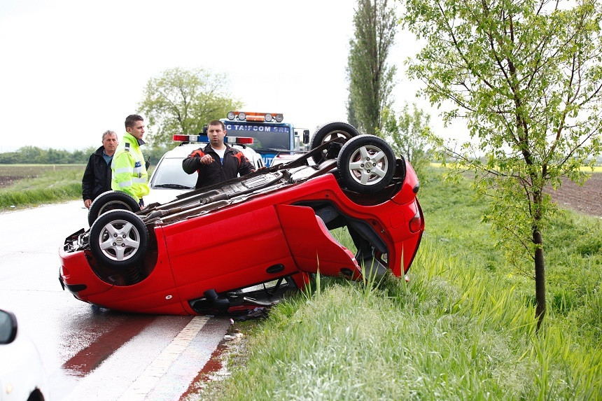 O femeie s-a rasturnat cu masina in care se aflau copiii ei de 3 si 9 ani. Aceasta a incercat sa evite un caine. VIDEO