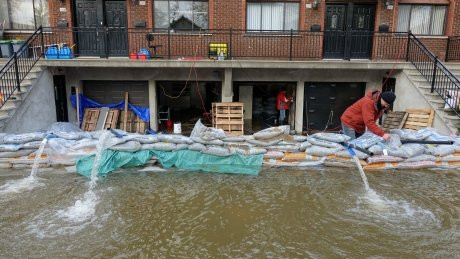 Stare de urgenta in urma inundatiilor grave din Montreal. "Oamenii trebuie evacuati, plang in barci ca niste bebelusi"
