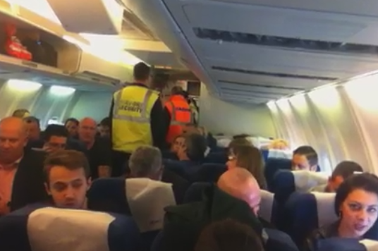 Incident intr-o cursa TAROM Bucuresti-Timisoara. Motivul pentru care doi pasageri au fost coborati din avion