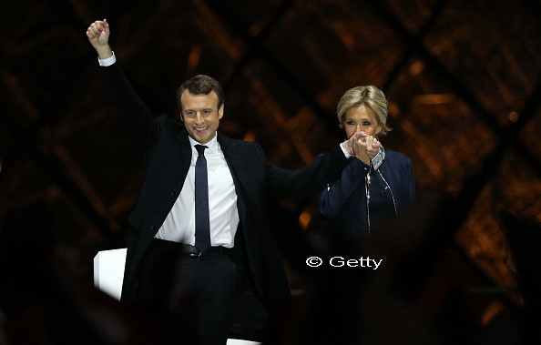 Momentul in care noua prima doamna a Frantei ii saruta mana sotului ei dupa ce a sustinut primul discurs ca presedinte ales