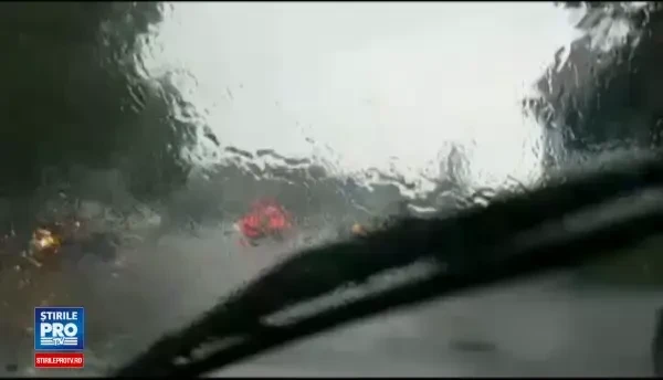 Dezastrul lasat in urma de furtunile din ultimele ore. Trafic rutier ingreunat pe A1 si pe drumuri nationale