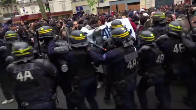 Mii de oameni au protestat la Paris fata de alegerea lui Macron. S-au folosit gaze lacrimogene si s-au facut arestari