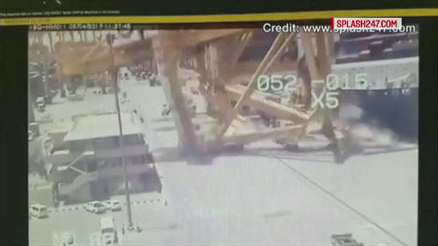 Accident neobisnuit intr-un port. Imagini inedite cu o macara uriasa care se prabuseste