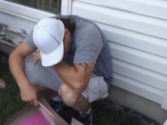 Un american a izbucnit in plans atunci cand a deschis cadoul oferit de fiica sa vitrega. Ce se afla in cutie. VIDEO