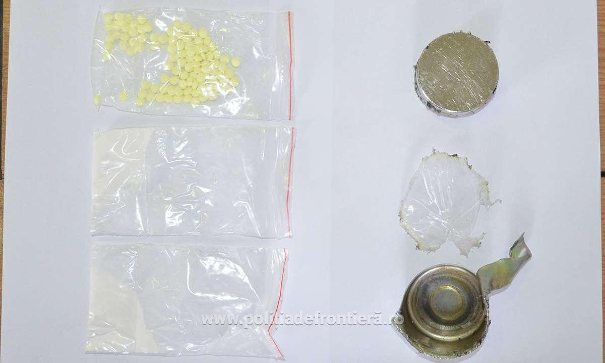 Politistii din Vama Albita au descoperit 20g de cocaina intr-o masina. Soferul sustine ca e o inscenare a unui barbat gelos