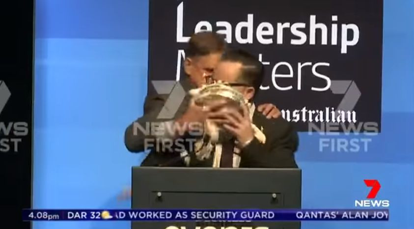 Directorul unei mari companii aviatice a primit o placinta in fata. Ce s-a intamplat cu atacatorul