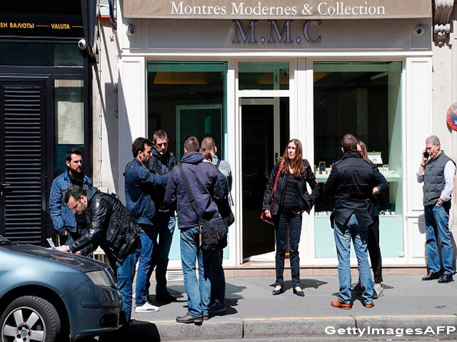 O ceasornicarie pariziana de lux a fost pradata de hoti. Ce a patit angajatul care a incercat sa-i opreasca. VIDEO