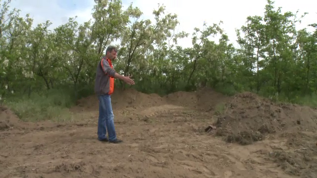 Caz incredibil in Dolj. Doi batrani morti, inveliti in saci si ingropati cu buldoexcavatorul. Explicatia primarului